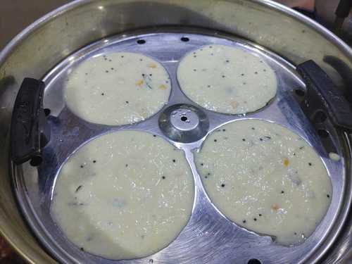 cooking rava idli in a cooker